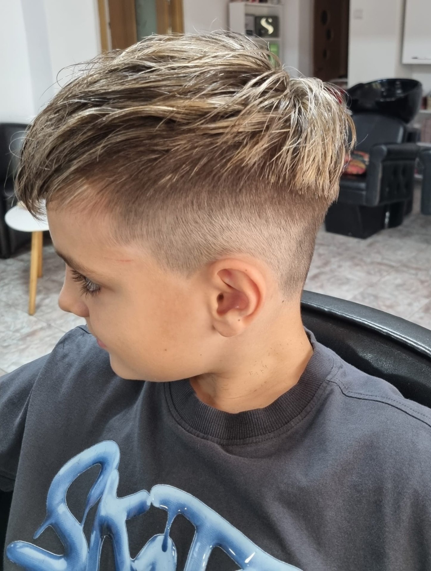 Tuns băiat cu fade lateral