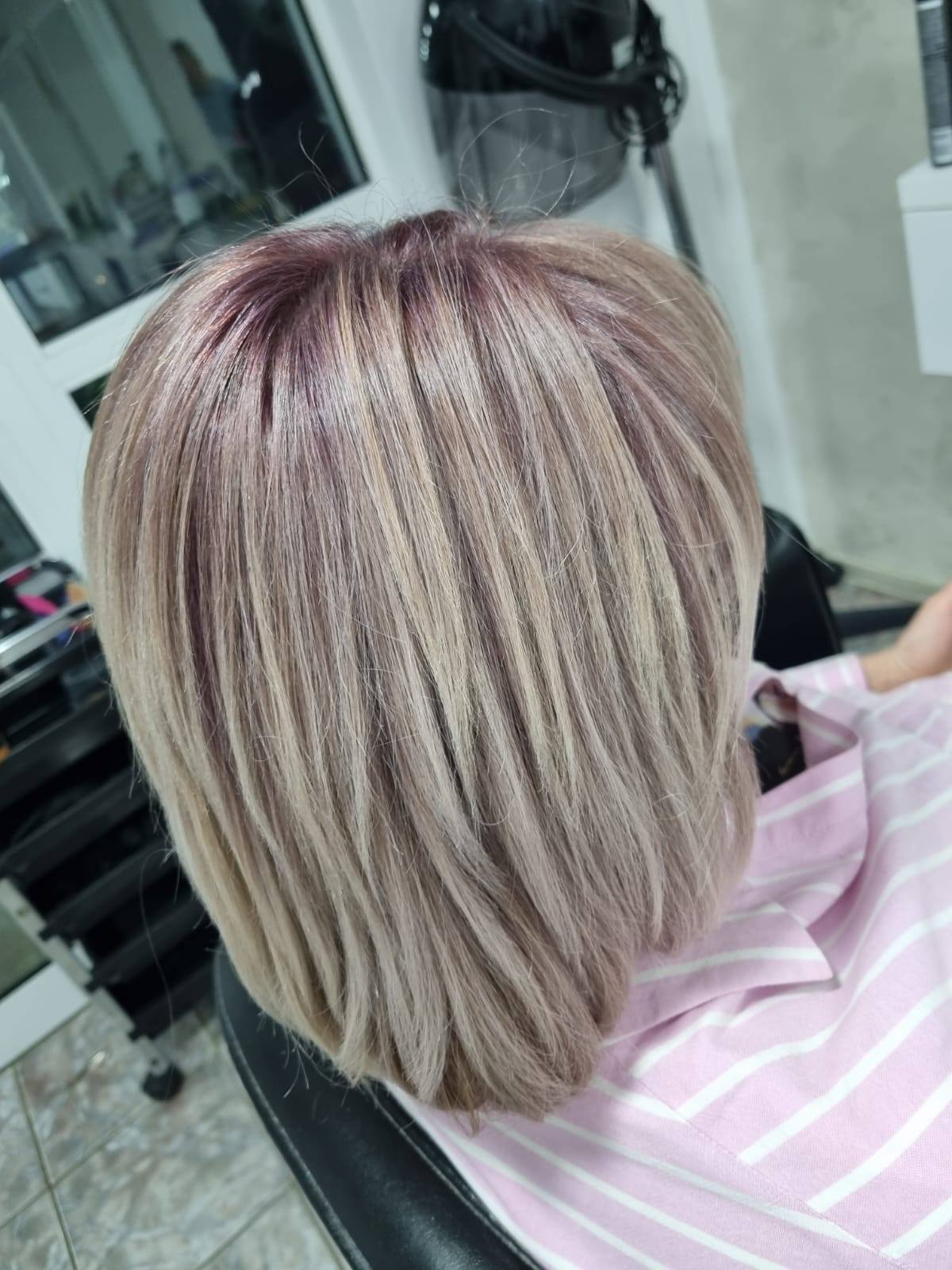 Blond cu reflexe roz