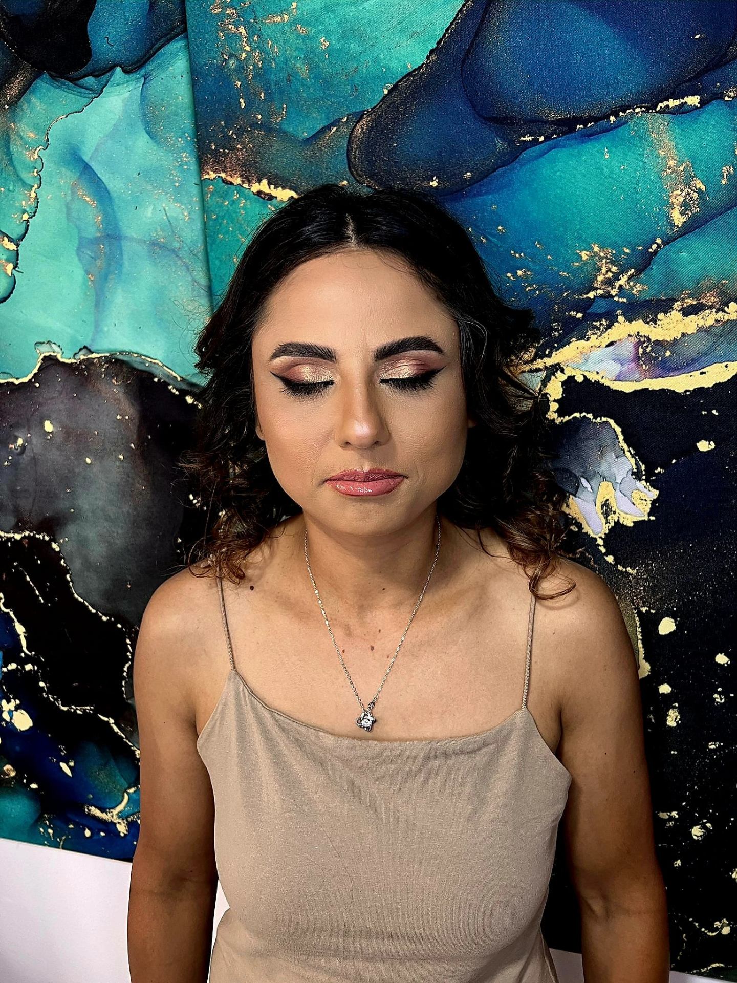 Machiaj glam pe fundal abstract