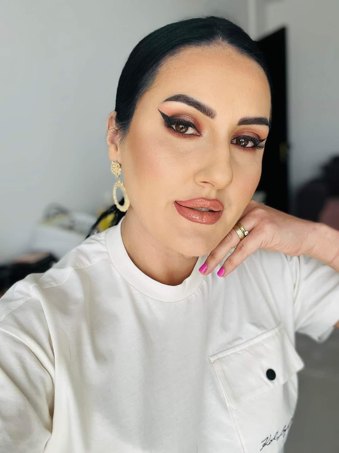 Eyeliner grafic cu buze nude