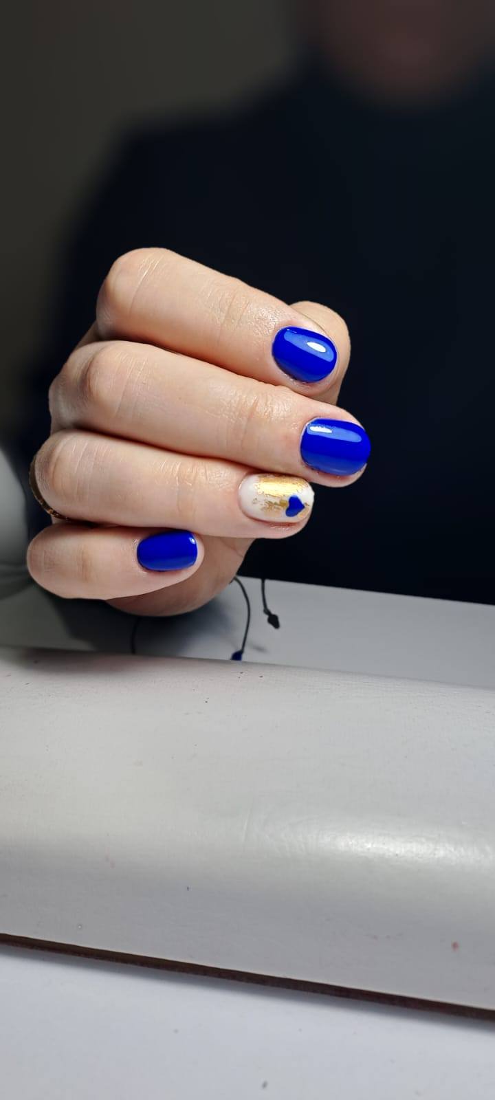 Manichiură albastru electric cu auriu