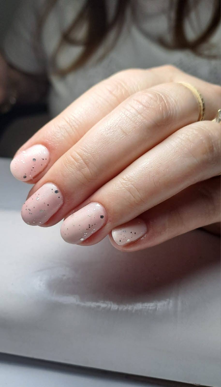 Roz pal cu particule argintii