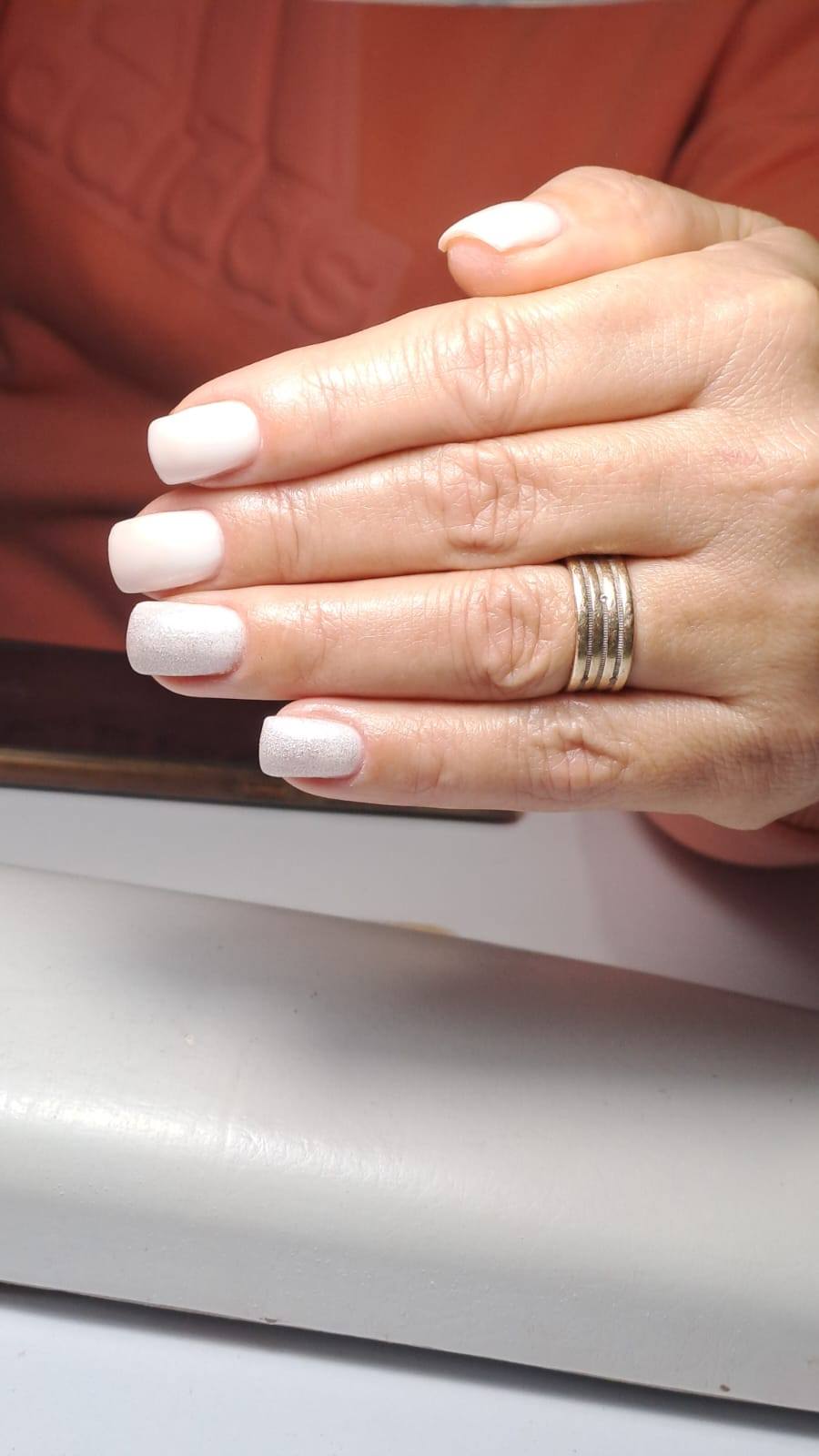 Alb mat cu accent sclipici