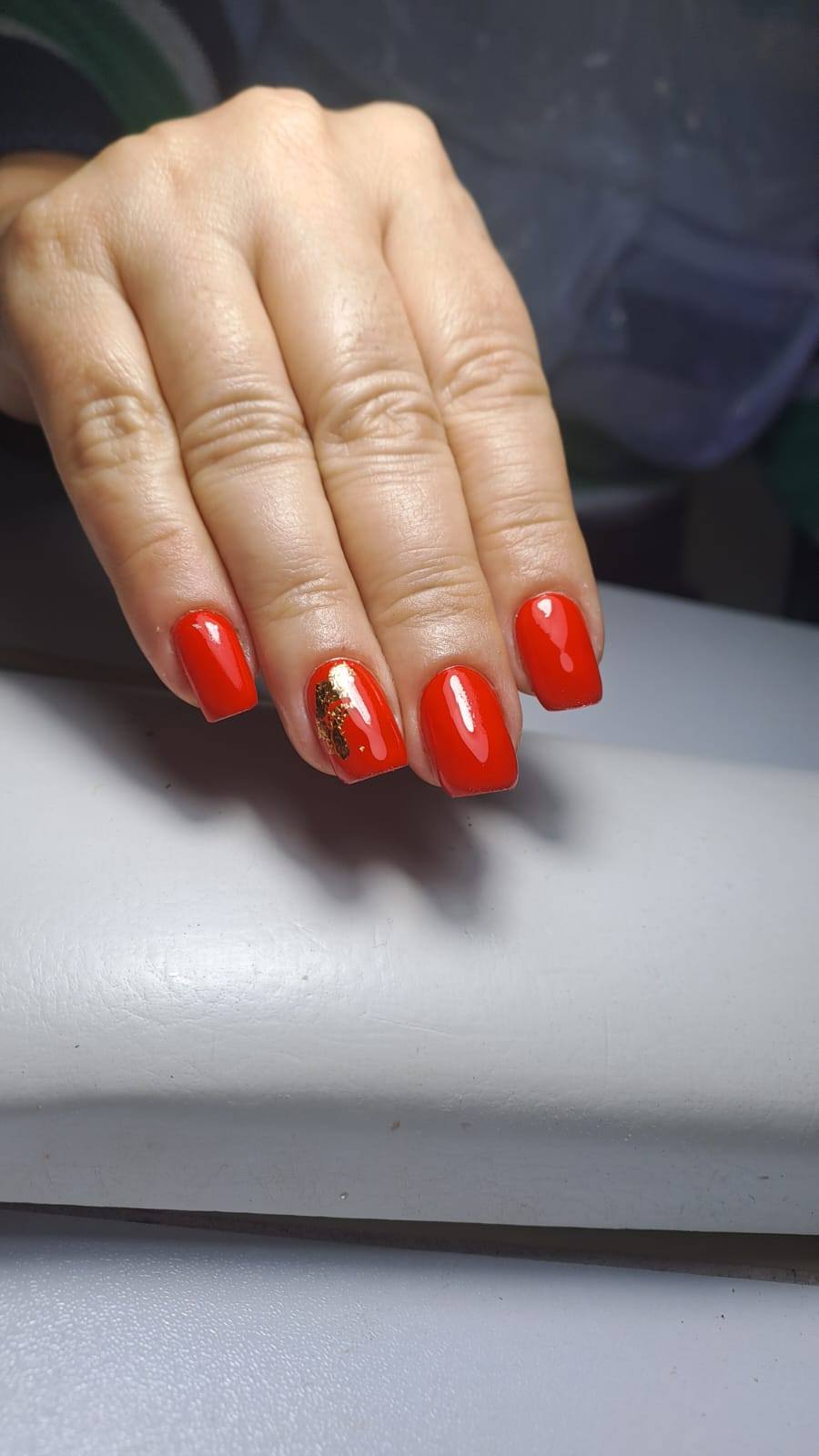 Roșu intens cu foiță aurie